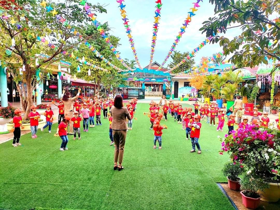 Cô trò hoạt động tập thể. Cô trò hoạt động tập thể.