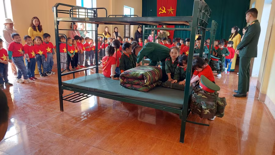 Cô trò cùng thăm quan, trải nghiệm tại Tiểu Đoàn Bộ Binh 1 – C10 tỉnh Điện Biên.