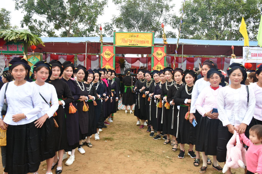 Thành viên của một đội thi chụp ảnh lưu niệm.