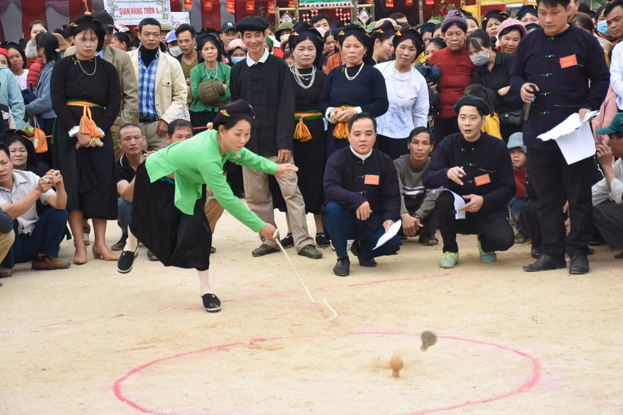 Các đội thi đánh quay.