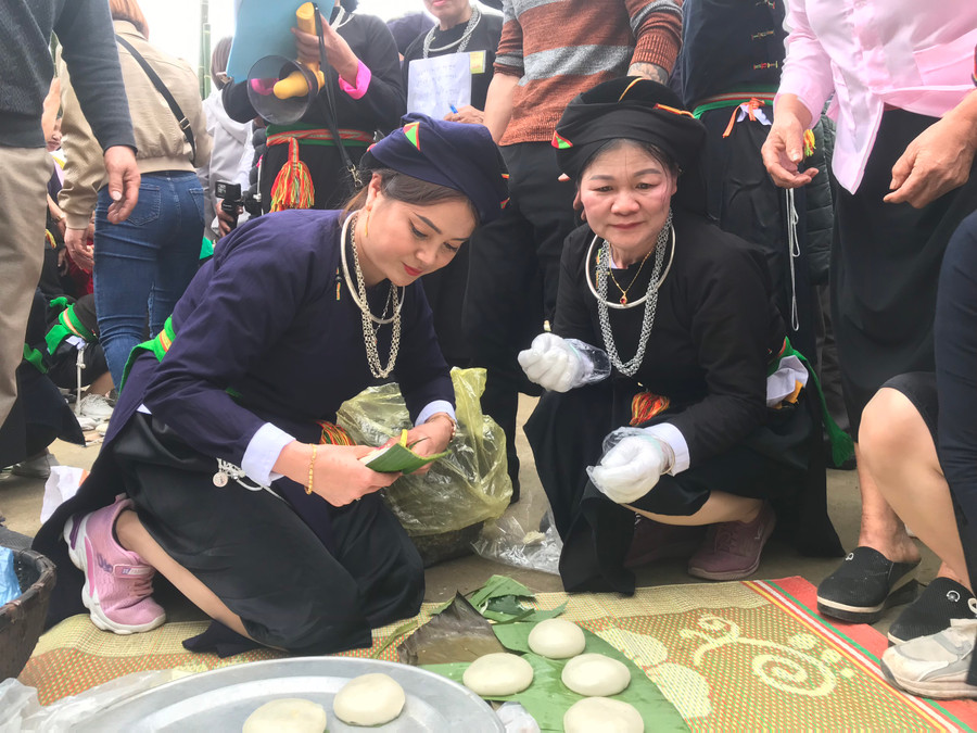 Các đội thi làm bánh dày.