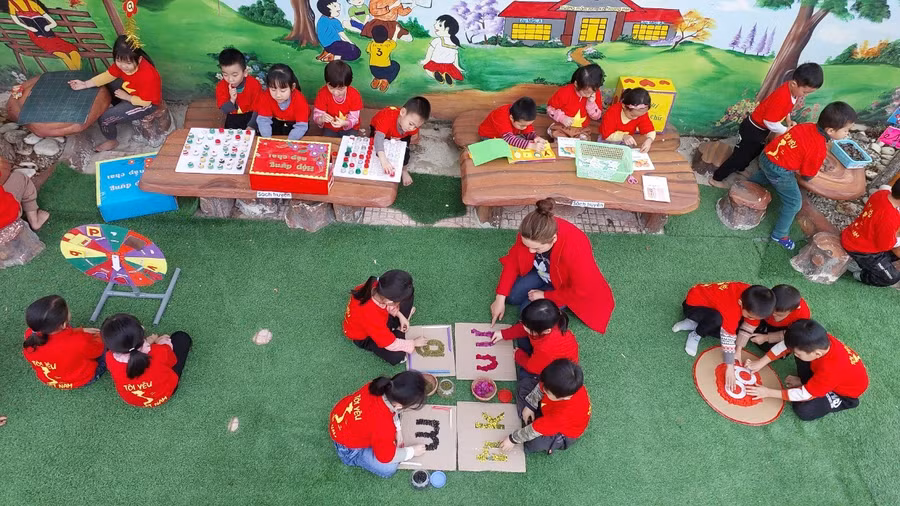 Hoạt động học và chơi ngoài trời của cô và trẻ.