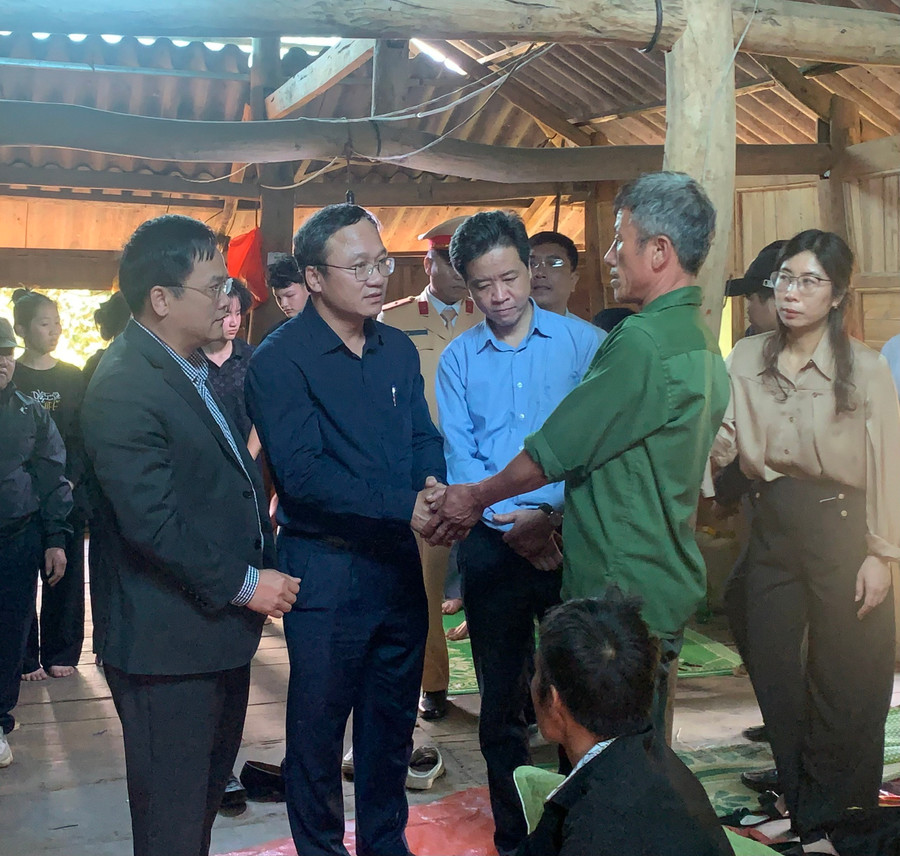 Đoàn công tác của Ủy ban An toàn giao thông Quốc gia và lãnh đạo huyện Mường Ảng thăm hỏi thân nhân những người gặp nạn.
