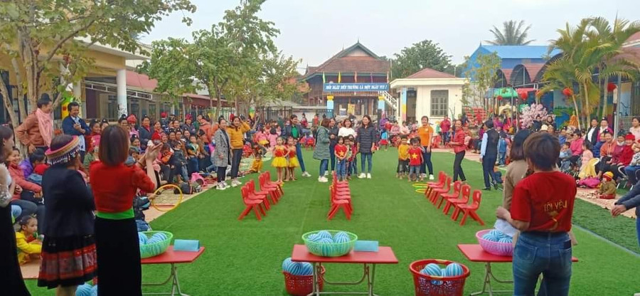 Trẻ được trải nghiệm chơi các trò chơi dân gian. Trẻ được trải nghiệm chơi các trò chơi dân gian.