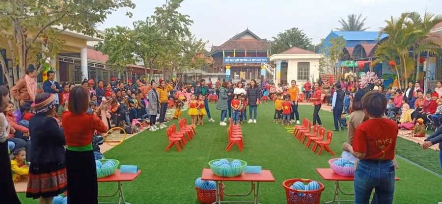 Trẻ được trải nghiệm chơi các trò chơi dân gian.