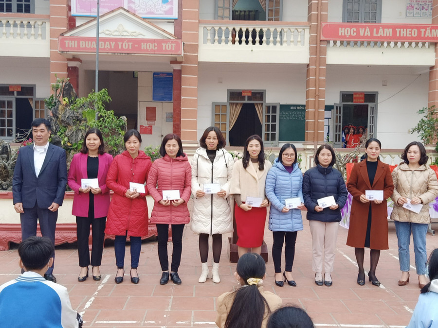 Hiệu trưởng nhà trường trao thưởng cho những giáo viên có thành tích cao trong đợt bồi dưỡng thi học sinh giỏi lớp 9.