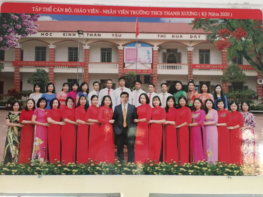 Tập thể sư phạm nhà trường chụp ảnh lưu niệm.