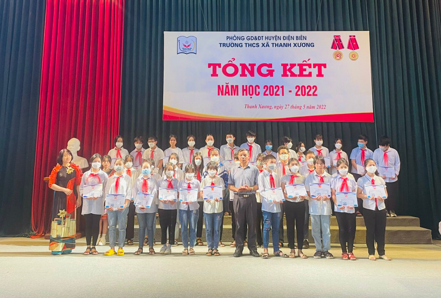 Trao thưởng cho học sinh lớp 7, 8 đạt giải cao trong kỳ thi học sinh giỏi.