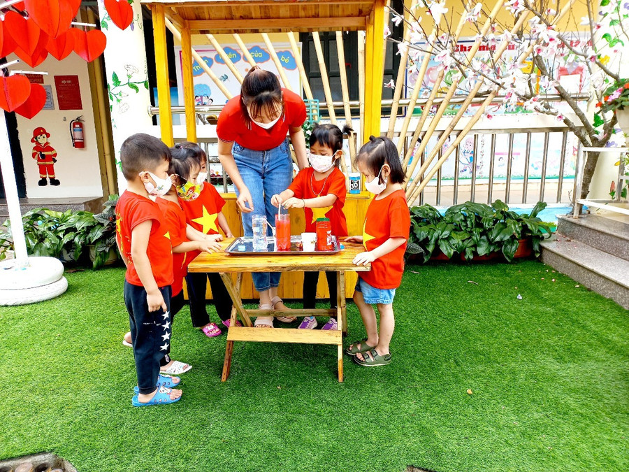 Các bé tự mình trải nghiệm sự thay đổi màu nước. Các bé tự mình trải nghiệm sự thay đổi màu nước.