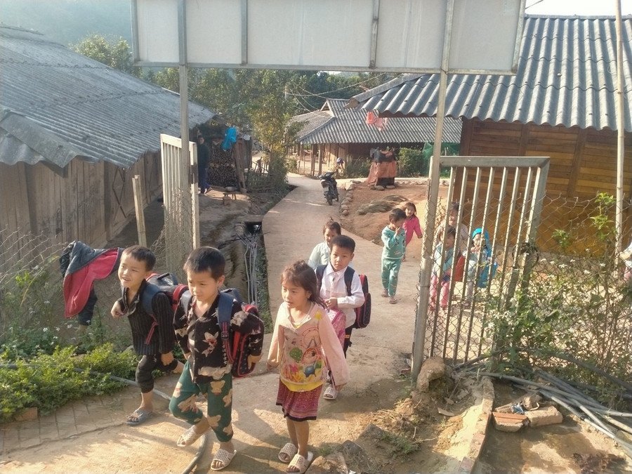 Học sinh đi học sau kỳ nghỉ Tết. Học sinh đi học sau kỳ nghỉ Tết.