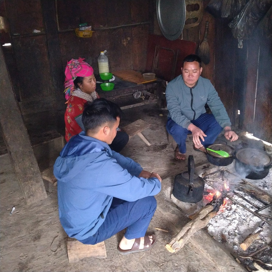 Giáo viên đi từng nhà để vận động học sinh đến lớp. Giáo viên đi từng nhà để vận động học sinh đến lớp.