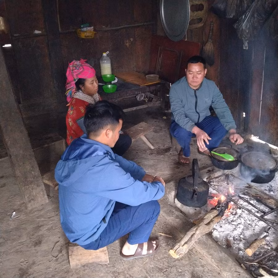 Giáo viên đi từng nhà để vận động học sinh đến lớp. Giáo viên đi từng nhà để vận động học sinh đến lớp.