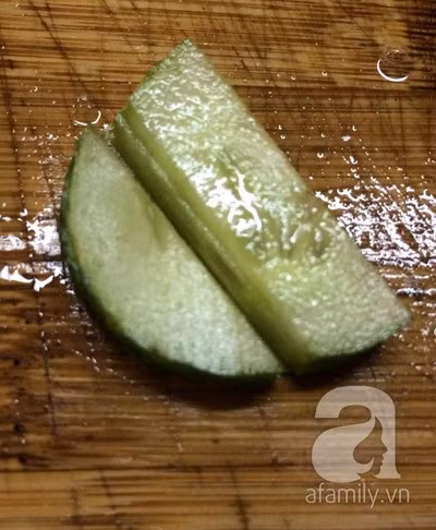 Bạn cắt lát dưa chuột mỏng hình bán nguyệt.