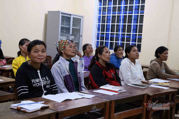 Lớp học xoá mù khác lạ ở rẻo cao