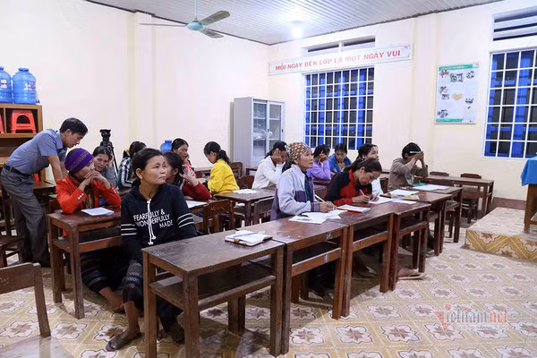 Các thầy, cô chỉ bảo từng học học viên một, đối với mỗi người lại có các phương pháp khác nhau Lớp học xoá mù khác lạ ở rẻo cao