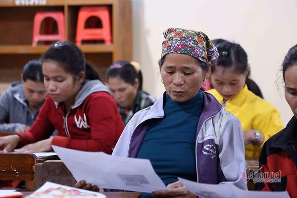 Trước khi vào lớp, các mẹ cùng nhau ôn lại con chữ Lớp học xoá mù khác lạ ở rẻo cao