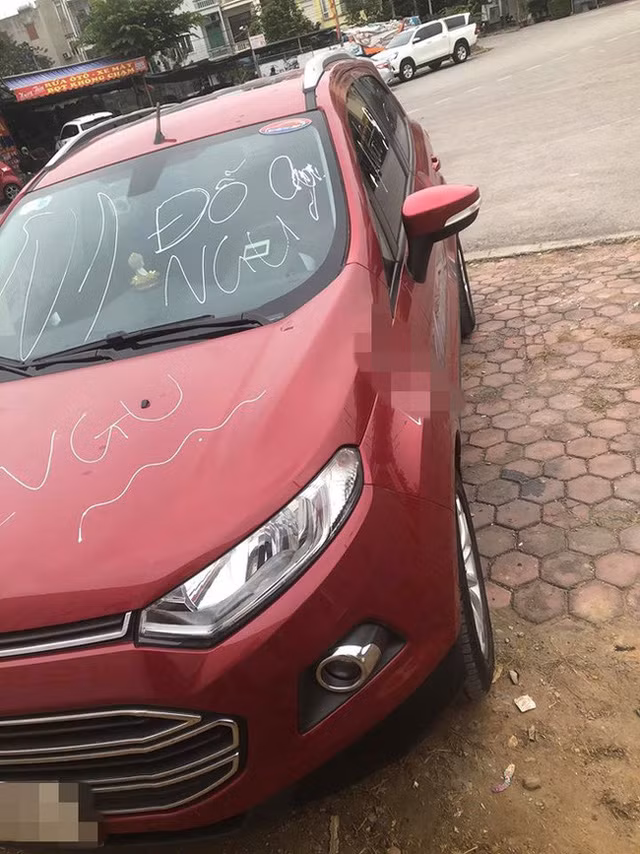 Đỗ xe ở vỉa hè rồi đi uống cafe, lúc quay trở lại tài xế giận tím người khi nhìn thấy dòng chữ nguệch ngoạc trên xe - Ảnh 1.
