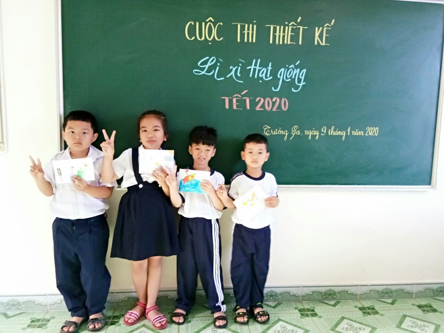 Các em học sinh chụp ảnh cùng tác phẩm của mình.