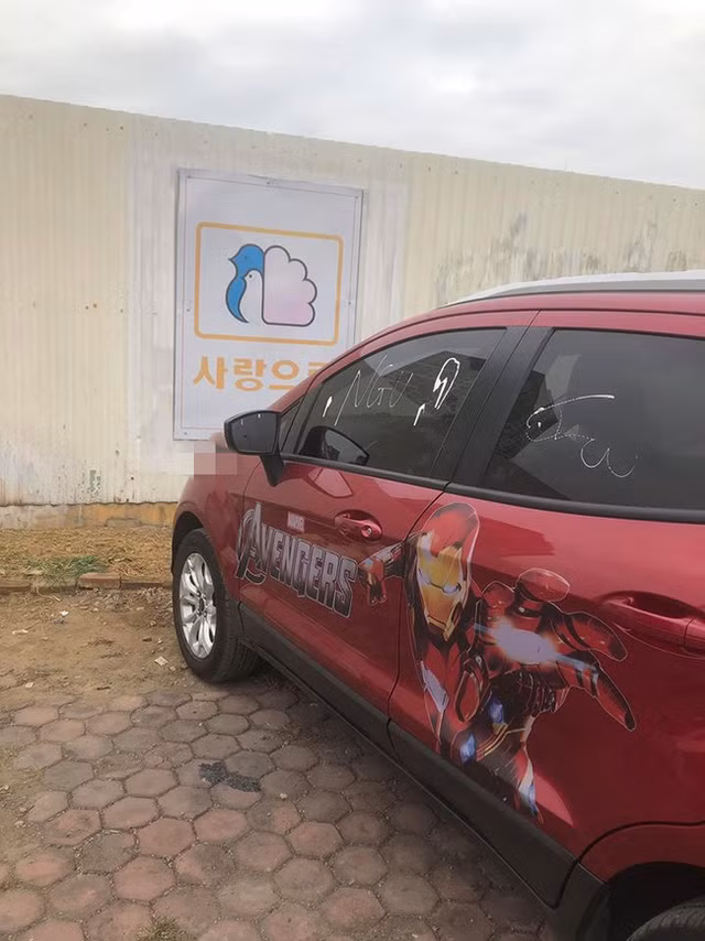 Đỗ xe ở vỉa hè rồi đi uống cafe, lúc quay trở lại tài xế giận tím người khi nhìn thấy dòng chữ nguệch ngoạc trên xe - Ảnh 3.