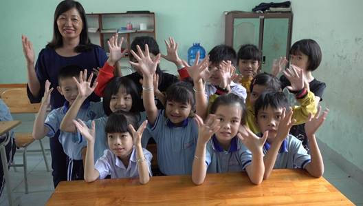 Cô và trò tại trường Nuôi dạy trẻ Chuyên biệt Bà Rịa – Vũng Tàu hào hứng giao lưu bằng ngôn ngữ ký hiệu với thành viên đoàn công tác dự án QIPEDC.