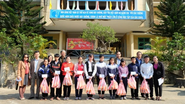  Chương trình tặng quà Tết cho giáo viên và học sinh khó khăn vùng sâu, vùng xa là hoạt động thường niên của Công đoàn ĐH Đà Nẵng hưởng ứng chủ trương chương trình Tết vì người nghèo