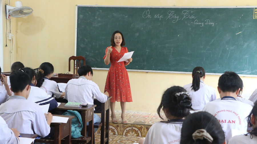 Cô Trịnh Thị Ngọc đang ôn luyện môn Ngữ văn cho học sinh của mình. Cô Trịnh Thị Ngọc đang ôn luyện môn Ngữ văn cho học sinh của mình.