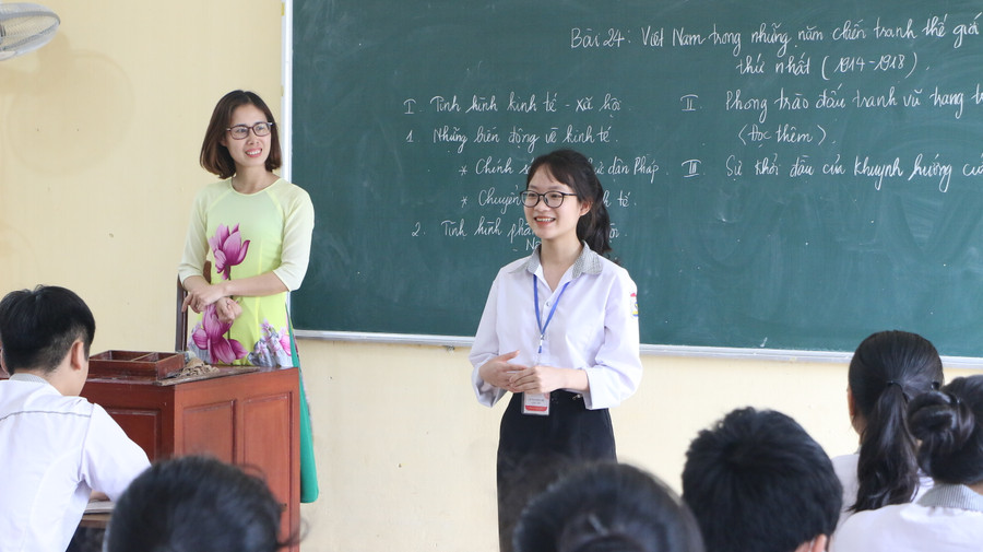 Cô Trần Thị Hà cho học sinh lên chia sẻ suy nghĩ của mình về một bài học Lịch sử trên lớp. Cô Trần Thị Hà cho học sinh lên chia sẻ suy nghĩ của mình về một bài học Lịch sử trên lớp.