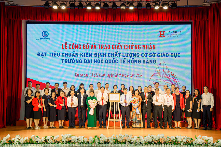 Ban giám hiệu Trường Đại học Quốc tế Hồng Bàng chụp ảnh cùng khách mời và đại diện đến từ Trung tâm kiểm định.