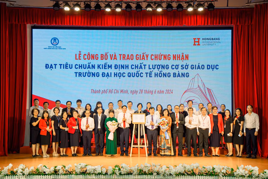 Ban giám hiệu Trường Đại học Quốc tế Hồng Bàng chụp ảnh cùng khách mời và đại diện đến từ Trung tâm kiểm định.
