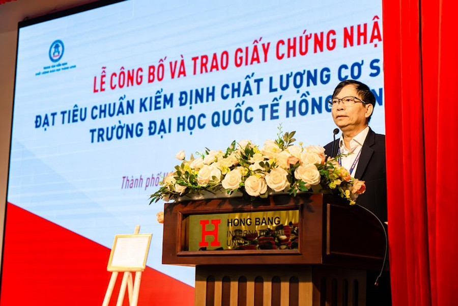 PGS.TS. Lê Khắc Cường - Phó Hiệu trưởng Nhà trường nhấn mạnh: Trường Đại học Quốc tế Hồng Bàng phát biểu tại buổi lễ.