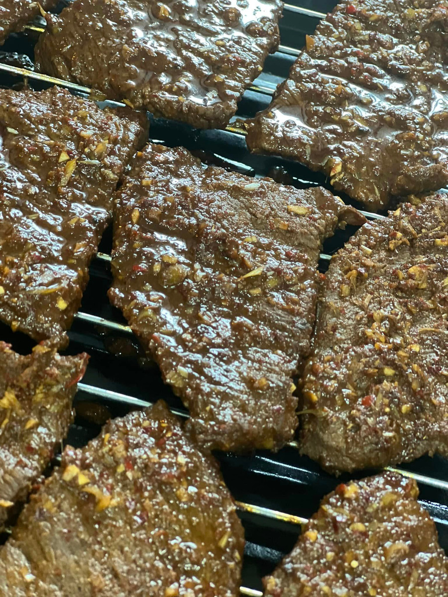 Trộn tất cả gia vị thành dạng sốt, cho miếng bò vào ướp để ngăn mát tủ lạnh qua đêm. Sau đó xếp ra vỉ nướng.