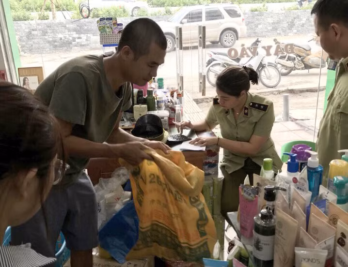 Số mỹ phẩm được bày bán không có giấy tờ chứng minh nguồn gốc, xuất xứ, ảnh: QTV