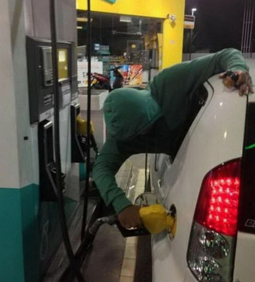 Phong cách đổ xăng bá đạo.