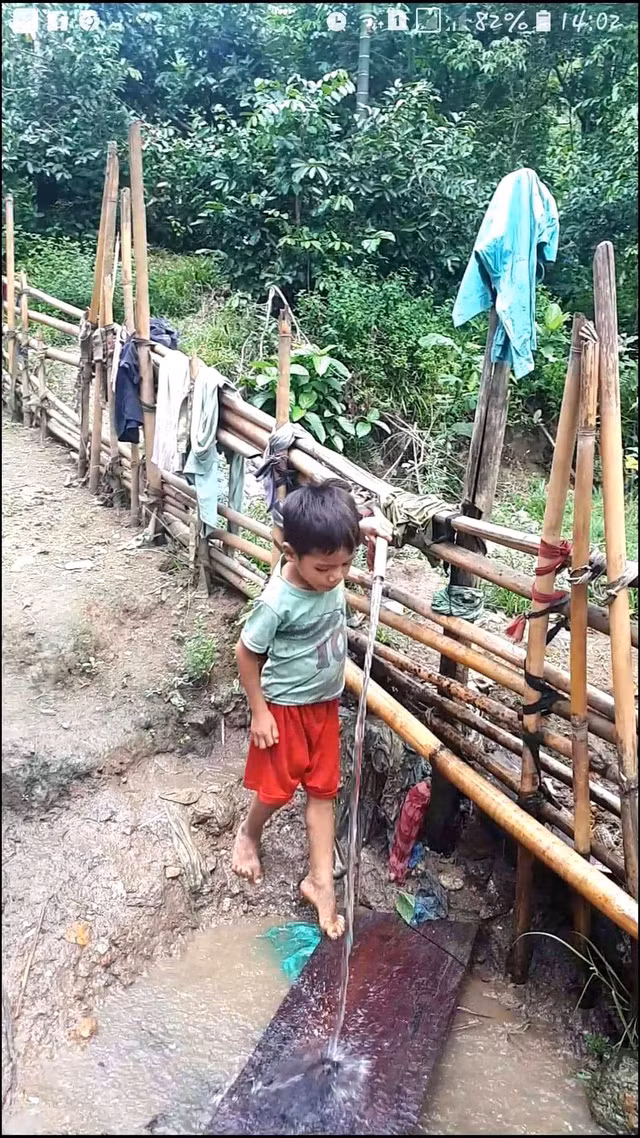 Các em học sinh miền núi Quảng Nam thường xuyên sử dụng nước lạnh dẫn từ suối về