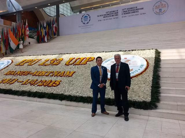  Phạm Quốc Toản (bên trái) chụp cùng đại biểu đại diện Công quốc Monaco trong Đại hội đồng Liên minh nghị viện thế giới lần thứ 132 (IPU-132) tổ chức tại Việt Nam năm 2015. 
