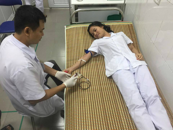 Điều dưỡng Nguyễn Thị Hường hiến máu cứu bệnh nhân. Điều dưỡng Nguyễn Thị Hường hiến máu cứu bệnh nhân. Ảnh: Bệnh viện cung cấp.
