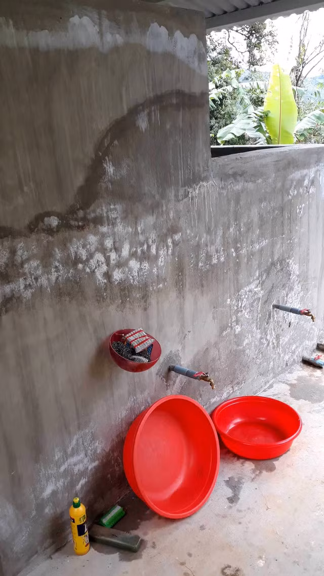 Điểm trường ở trung tâm xã mới có bể chứa nước cho các cháu sử dụng