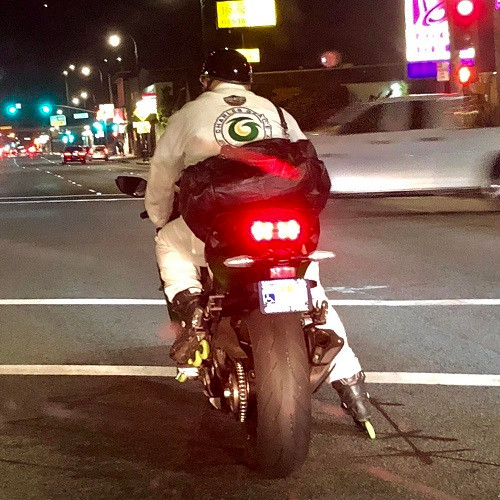 Thoáng nhìn đã biết anh là người ưa mạo hiểm. Thoáng nhìn đã biết anh là người ưa mạo hiểm.