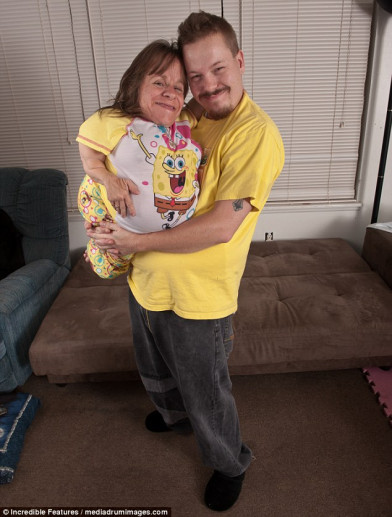 ba-me-be-nho-nhat-the-gioi-qua-doi-o-tuoi-44-2.jpg ba-me-be-nho-nhat-the-gioi-qua-doi-o-tuoi-44-2.jpg