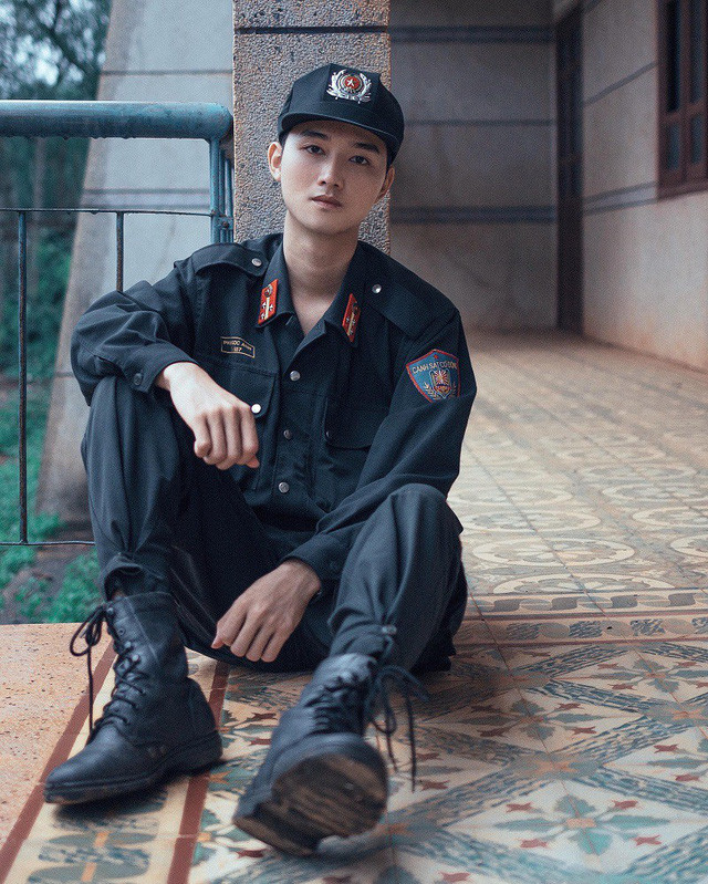 Chàng cảnh sát cơ động đẹp trai được phái nữ truy lùng trên mạng xã hội ảnh 3 Chàng cảnh sát cơ động đẹp trai được phái nữ truy lùng trên mạng xã hội ảnh 3