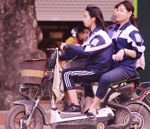 Xe máy điện là phương tiện đi lại chủ yếu của HS=