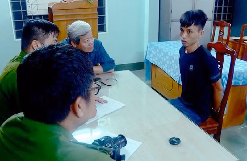  Cơ quan điều tra lấy lời khai một đối tượng bị bắt