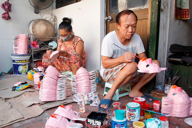 Hai vợ chồng ông Hòa tận dụng căn gác nhỏ để làm nghề