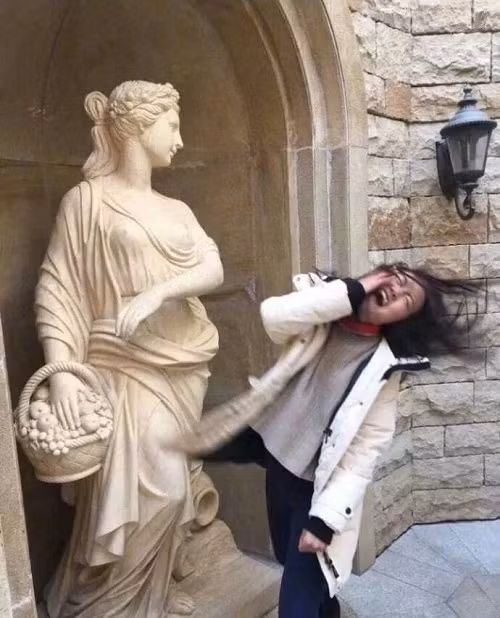 Diễn sâu với tượng.