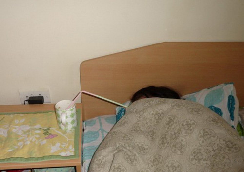 Sao phải ngồi dậy uống nước trong khi đang nằm.