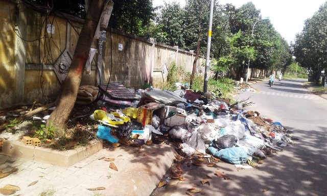 Bãi rác ngay giữa phố (Ảnh chụp ngày 10/9) Bãi rác ngay giữa phố (Ảnh chụp ngày 10/9)