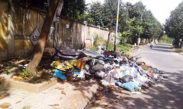 Bãi rác ngay giữa phố (Ảnh chụp ngày 10/9)