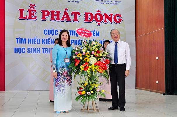 Thứ trưởng Bộ Tư pháp Phan Chí Hiếu - Trưởng Ban Tổ chức cuộc thi Trung ương tặng hoa chúc mừng tại Lễ phát động cuộc thi