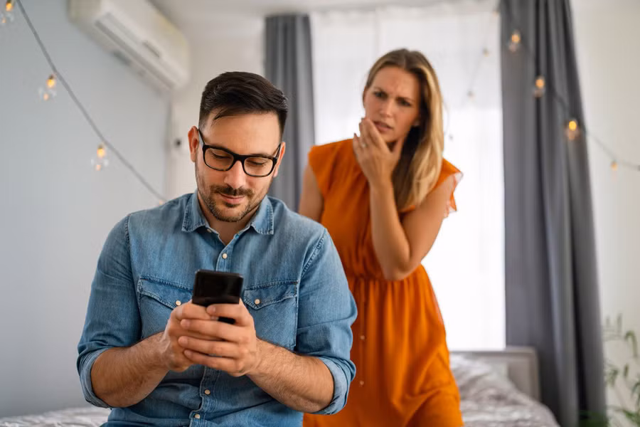 Đừng khiến cô ấy có cảm giác như đang cạnh tranh với những cô gái khác. (Ảnh: ITN).