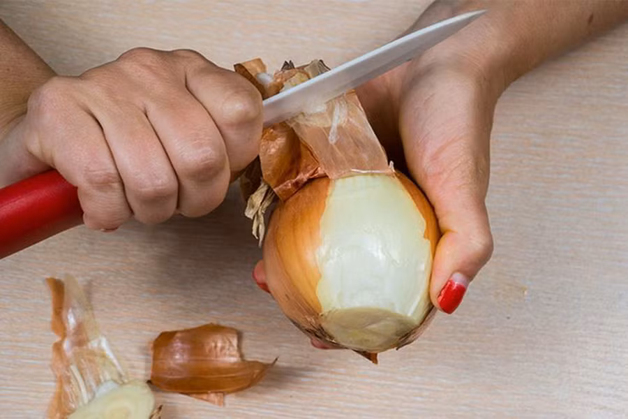 Giới chuyên gia khuyến nghị bạn nên ăn hành sống thay vì nấu chín. (Ảnh: ITN)